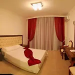 מלון Jasmine Court Hotel & Spa קיירניה