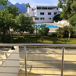 Jasmine Court Hotel & Spa 4* קיירניה