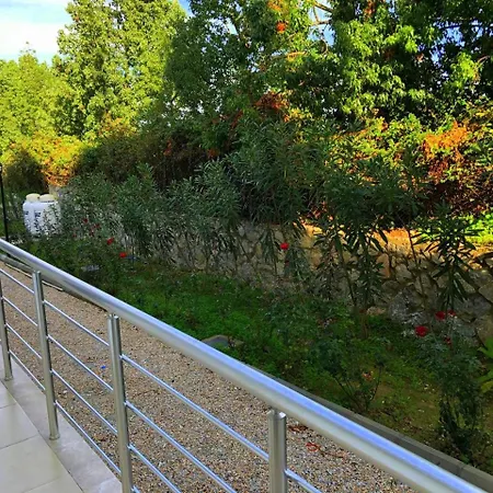 Jasmine Court Hotel & Spa מלון קיירניה